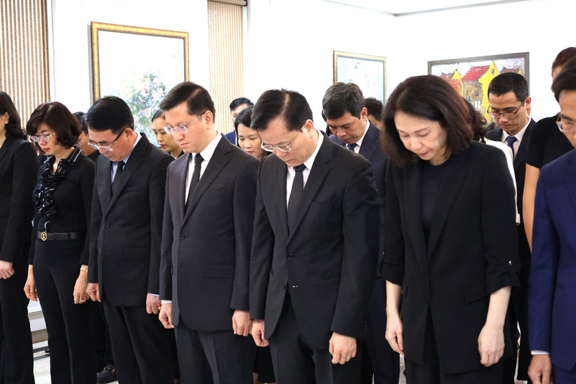 Thứ trưởng Ngoại giao Hà Kim Ngọc và Đại sứ Việt Nam tại Ấn Độ Nguyễn Thanh Hải cùng toàn thể thành viên đoàn công tác, nhân viên Đại sứ quán và các đại diện cộng đồng người Việt dành một phút mặc niệm TBT Nguyễn Phú Trọng. (Ảnh: Tạ Quang Trung/TTXVN)