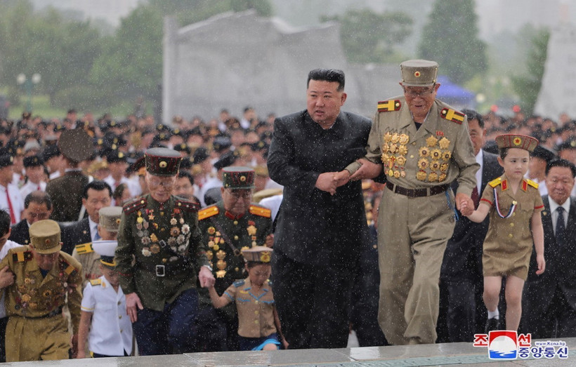 Nhà lãnh đạo Triều Tiên Kim Jong Un thăm Nghĩa trang Liệt sỹ Chiến tranh Giải phóng Tổ quốc ở Bình Nhưỡng ngày 26/7/2024. (Ảnh: Yonhap/TTXVN)