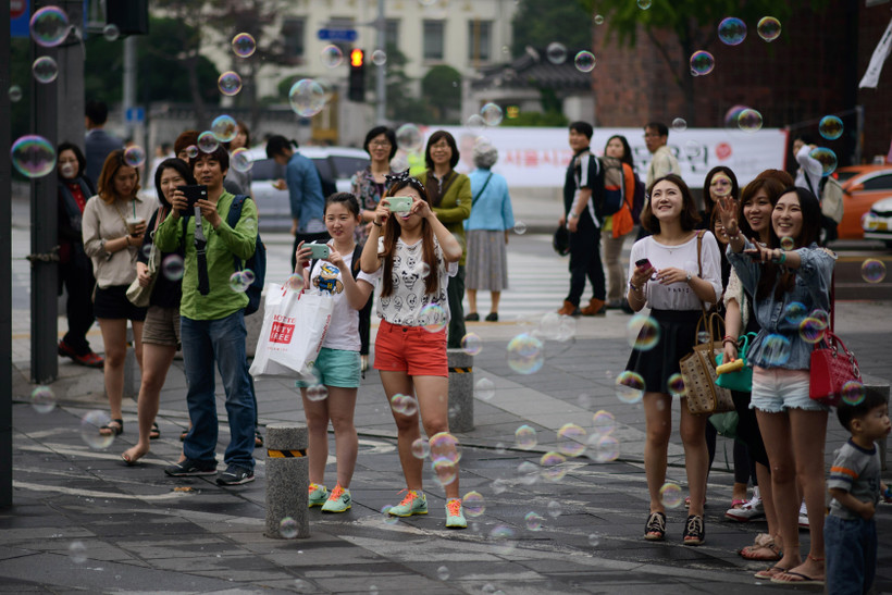 Khách du lịch tại Seoul, Hàn Quốc. (Ảnh: AFP/TTXVN)