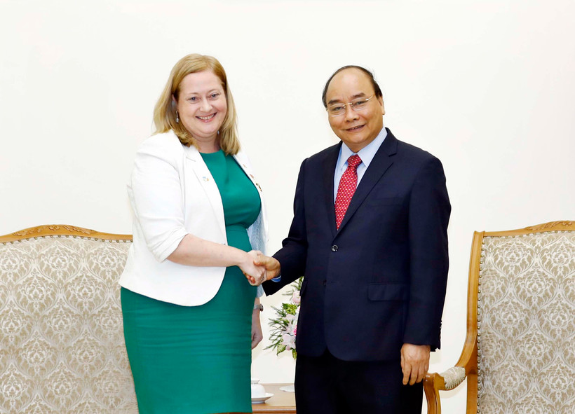 Thủ tướng Nguyễn Xuân Phúc tiếp bà Cáit Moran, Đại sứ nước Cộng hòa Ireland tại Việt Nam đến chào từ biệt kết thúc nhiệm kỳ công tác tại Việt Nam. (Ảnh: Thống Nhất/TTXVN)