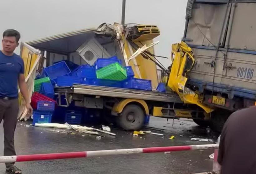 Hiện trường vụ tai nạn giao thông tại đường Vành đai 3. (Ảnh: Mạnh Khánh/TTXVN)