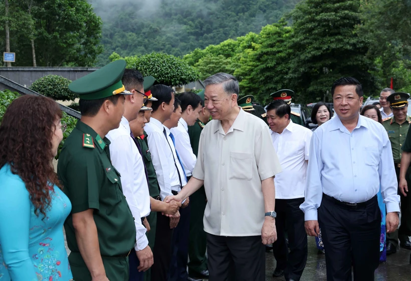 Chủ tịch nước Tô Lâm với các đại biểu tại Khu Di tích Quốc gia Đặc biệt Pác Bó. (Ảnh: Nhan Sáng/TTXVN)