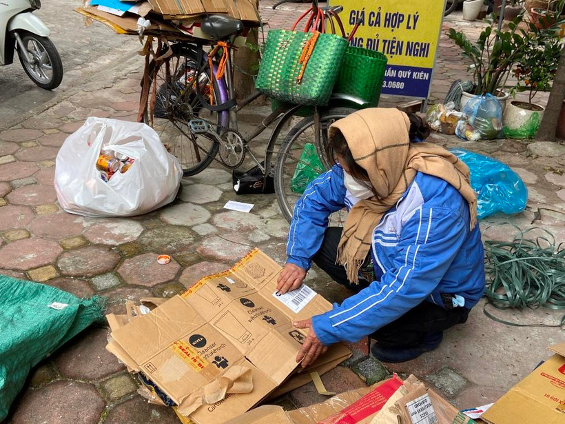 Người lao động nhọc nhằn mưu sinh giữa trời rét buốt tại Hà Nội. (Ảnh: Ánh Dương/Vietnam+)
