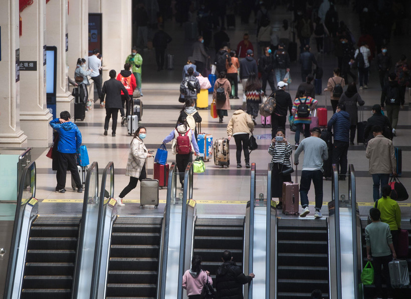 Hành khách tại nhà ga tàu hỏa ở Vũ Hán, tỉnh Hồ Bắc, Trung Quốc hôm 8/4. (Ảnh: THX/TTXVN)