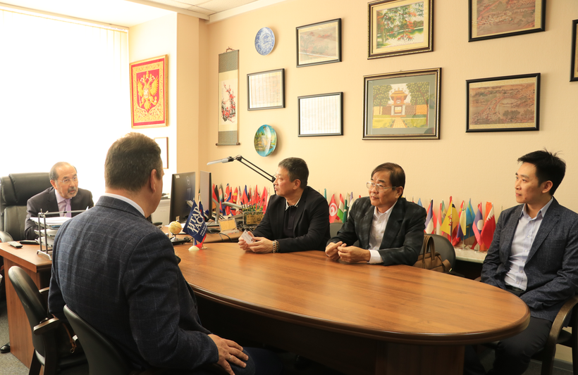 Phó Tổng biên tập thứ nhất hiện nay của TASS - ông Marat Abulkhatin chia sẻ với đoàn cán bộ, phóng viên Thông tấn xã Việt Nam trong tháng 5/2024. (Ảnh: Hùng Võ/Vietnam+)