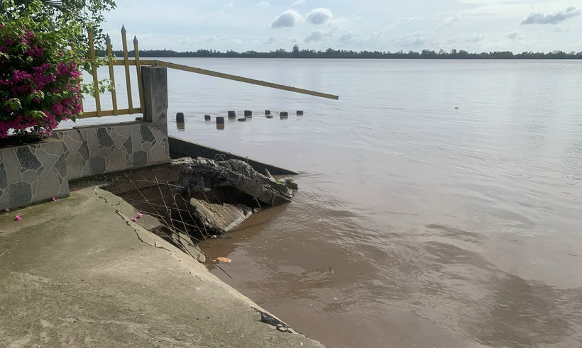 Tại hiện trường vụ sạt lở xuất hiện các vết nứt dài, tiềm ẩn nguy cơ sạt lở rất cao trong thời gian tới. (Ảnh: TTXVN phát)