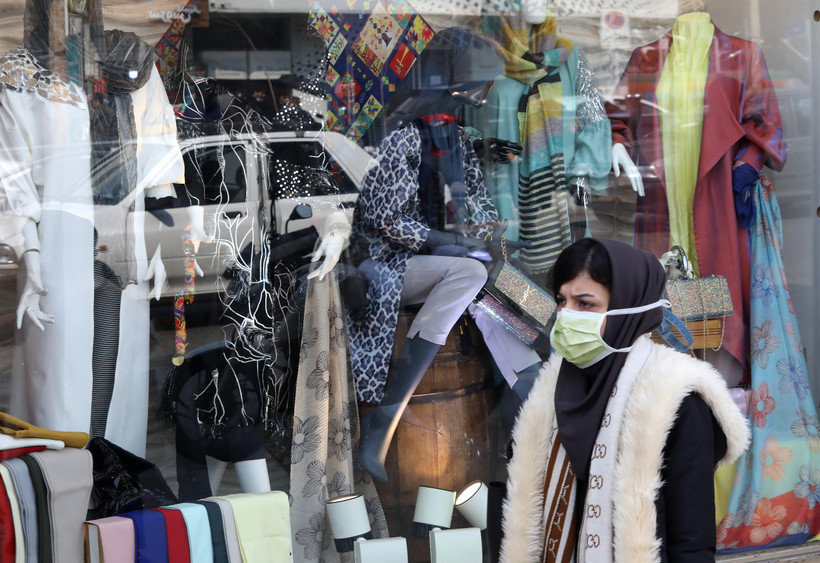 Người dân đeo khẩu trang phòng dịch COVID-19 tại Tehran, Iran. (Ảnh: AFP/TTXVN)