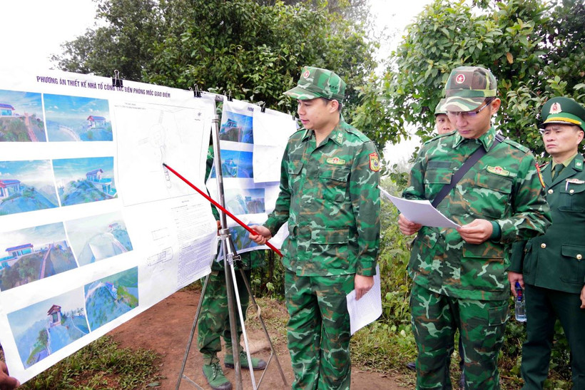 Thuyết trình vị trí dự kiến xây dựng trên bản thiết kế. (Ảnh: TTXVN phát)