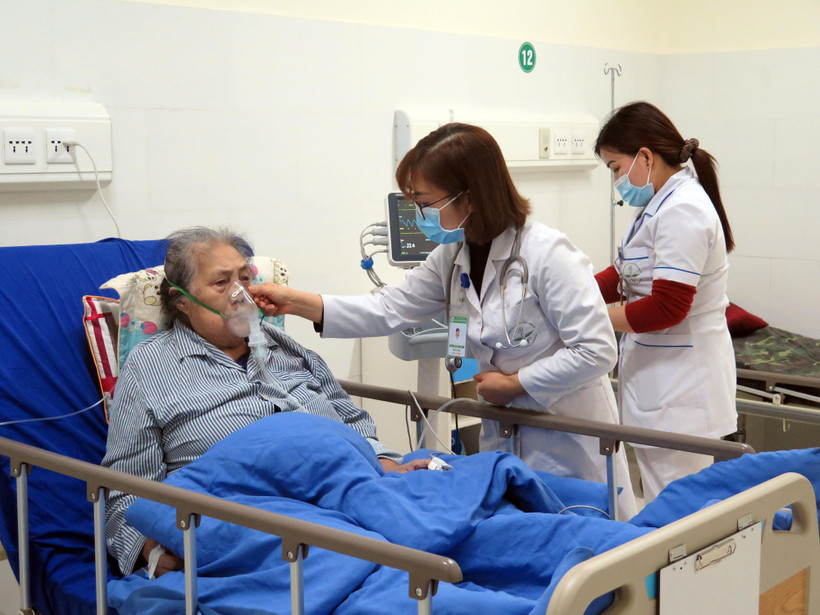 Bác sỹ tại Khoa nội I, Bệnh viện Đa khoa tỉnh Sơn La thăm khám cho bệnh nhân. (Ảnh: Hữu Quyết/TTXVN)