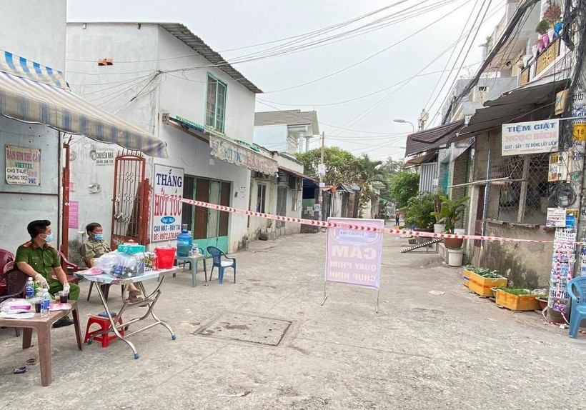 Các lực lượng chức năng phong tỏa tuyến đường TL04 tại phường Thạnh Lộc, quận 12. (Ảnh: TTXVN)