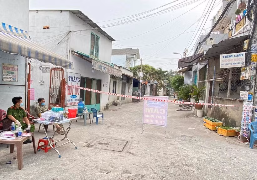Các lực lượng chức năng phong tỏa tuyến đường TL04 tại phường Thạnh Lộc, quận 12. (Ảnh: TTXVN)