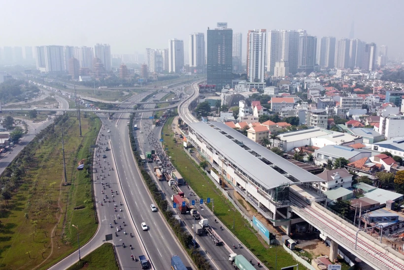 Nhà ga trên cao tuyến metro số 1 nằm song song với Xa lộ Hà Nội. (Ảnh: Tiến Lực/TTXVN)