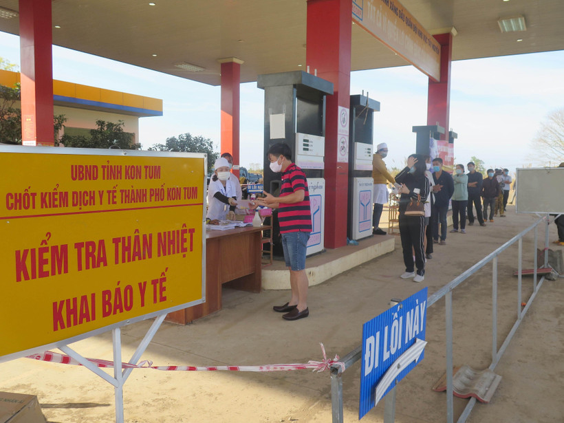 Lực lượng chức năng Chốt Sao Mai kiểm tra y tế người di chuyển từ hướng Gia Lai vào Kon Tum. (Ảnh: Dư Toán/TTXVN)
