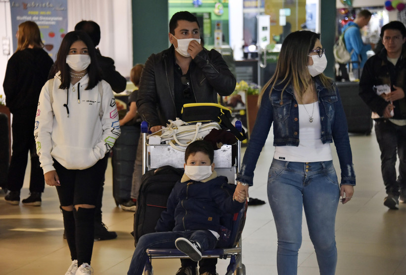 Người dân đeo khẩu trang phòng dịch COVID-19 tại sân bay quốc tế El Alto-La Paz tại Bolivia. (Ảnh: AFP/TTXVN)