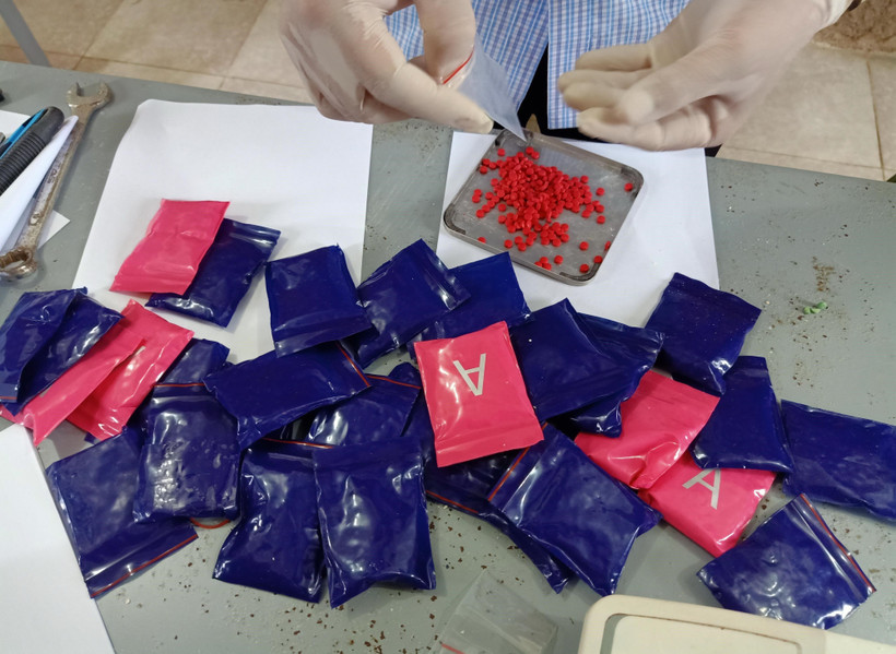 Tang vật 6.000 viên ma túy tổng hợp tại cơ quan điều tra. (Ảnh: TTXVN phát)