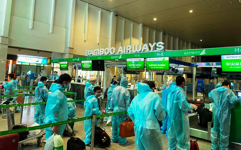 Chuyến bay QH9204 khởi hành lúc 13 giờ tại sân bay Tân Sơn Nhất và hạ cánh lúc 15 giờ tại sân bay Thọ Xuân, chở gần 200 công dân, gồm cả phụ nữ mang thai, người già và trẻ em, đều là những người có hoàn cảnh đặc biệt khó khăn đang lưu trú tại Thành phố Hồ