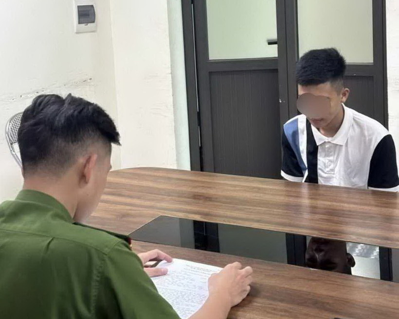 Đối tượng Quang tại cơ quan Công an. (Ảnh TTXVN phát)