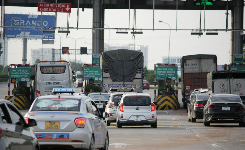 Phương tiện lưu thông qua một trạm thu phí BOT. (Ảnh: Việt Hùng/Vietnam+)