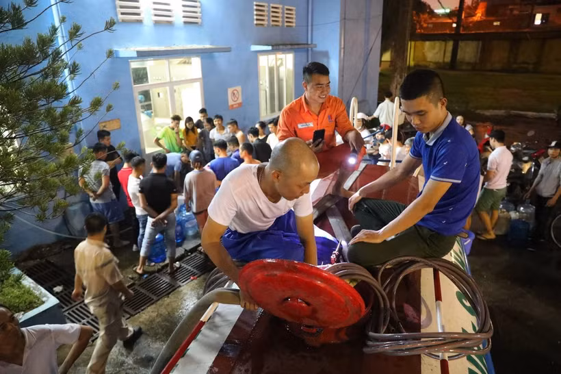 Nhân viên Nhà máy nước Hạ Đình làm việc liên tục để kịp cung cấp nước sạch cho các khu dân cư. (Ảnh: Thành Đạt/ TTXVN)