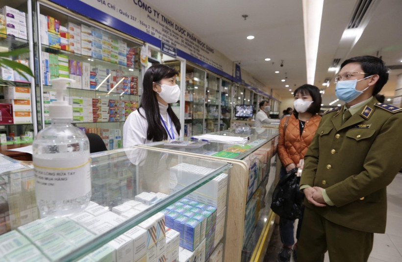 Lực lượng chức năng thị sát, kiểm tra, tuyên truyền các cửa hàng kinh doanh thuốc, dụng cụ y tế tại Trung tâm phân phối thuốc Hapulico, Thanh Xuân, Hà Nội. (Ảnh: Trần Việt/TTXVN)