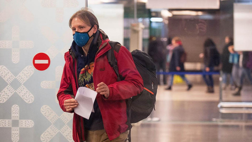 Người dân đeo khẩu trang phòng chống virus corona. (Nguồn: Reuters)