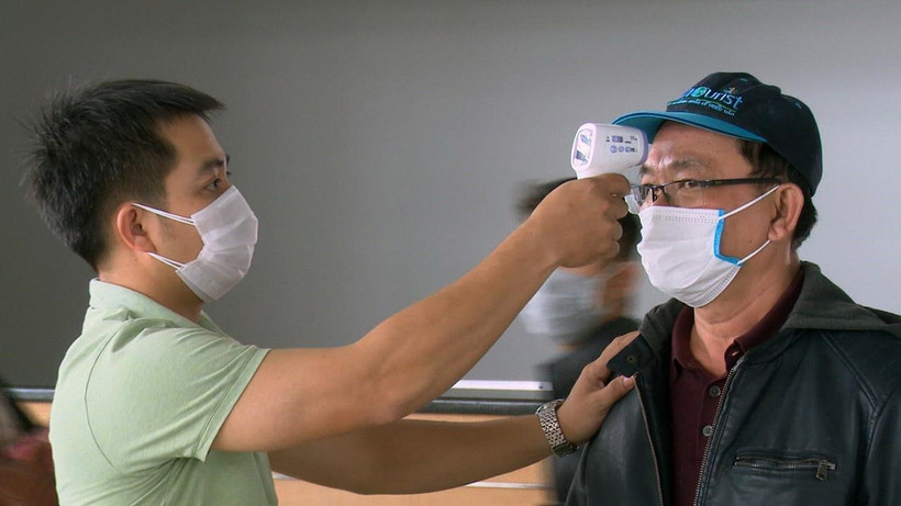 Kiểm tra thân nhiệt hành khách từ Hà Nội đến Phú Yên. (Ảnh: Xuan Triệu/TTXVN)