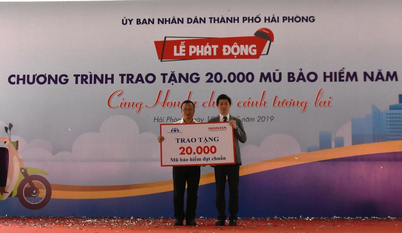 Honda Việt Nam trao tặng 20.000 mũ bảo hiểm năm 2019 cho Ủy ban An toàn giao thông Quốc gia. (Ảnh: Việt Hùng/Vietnam+)