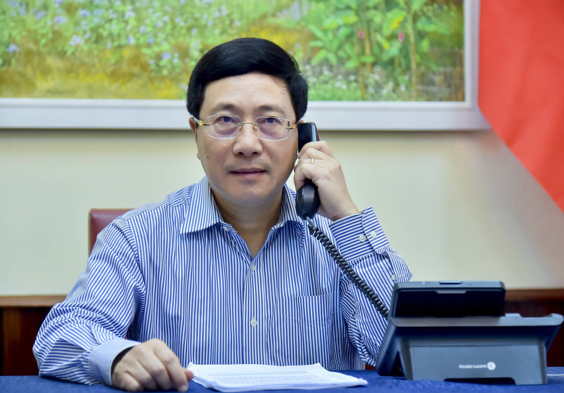 Phó Thủ tướng Phạm Bình Minh điện đàm với Bộ trưởng Ngoại giao Nga Sergei Lavrov. (Ảnh: Văn Điệp/TTXVN)