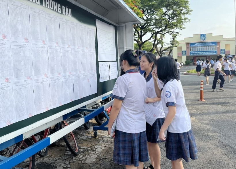 Thí sinh tại điểm thi Trường THCS Lê Quý Đôn, thành phố Thủ Đức, xem thông tin phòng thi. (Ảnh: Thu Hoài/TTXVN)