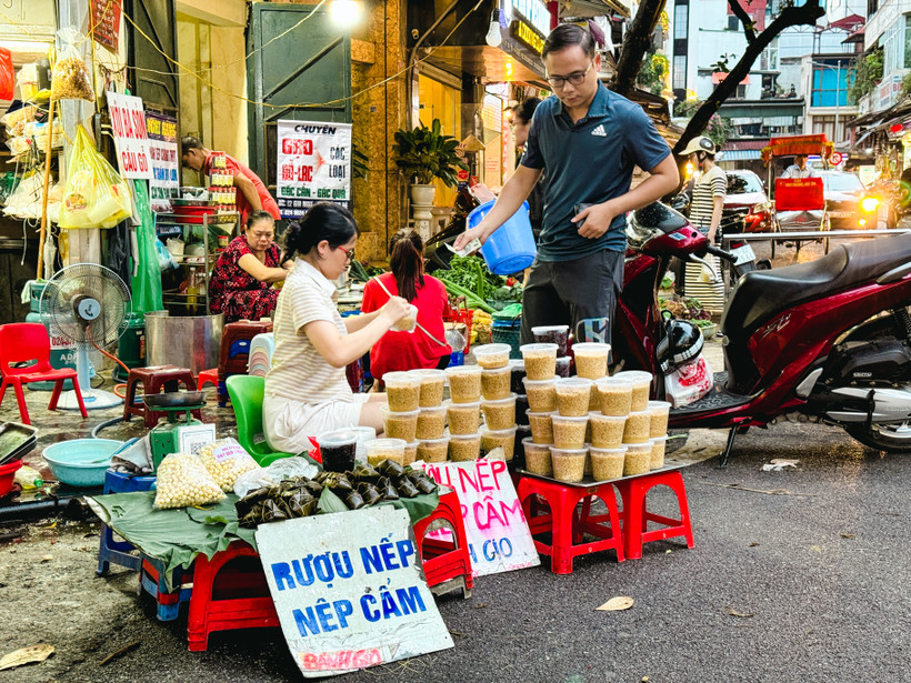 Người dân đi chợ sớm mua đồ cúng cho dịp Tết Đoan Ngọ. (Ảnh: Minh Hiếu/Vietnam+)