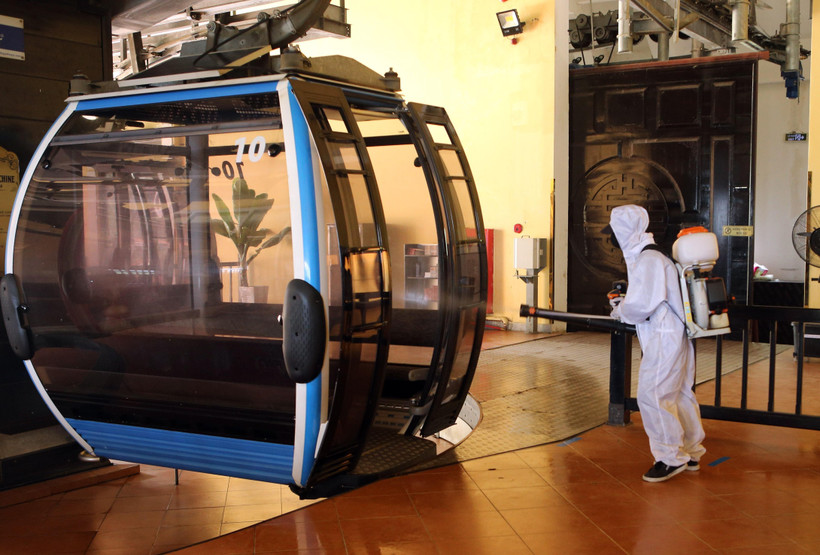 Phun khử khuẩn các cabin cáp treo đưa khách lên Khu du lịch Bà Nà Hills. (Ảnh: Trần Lê Lâm/TTXVN)