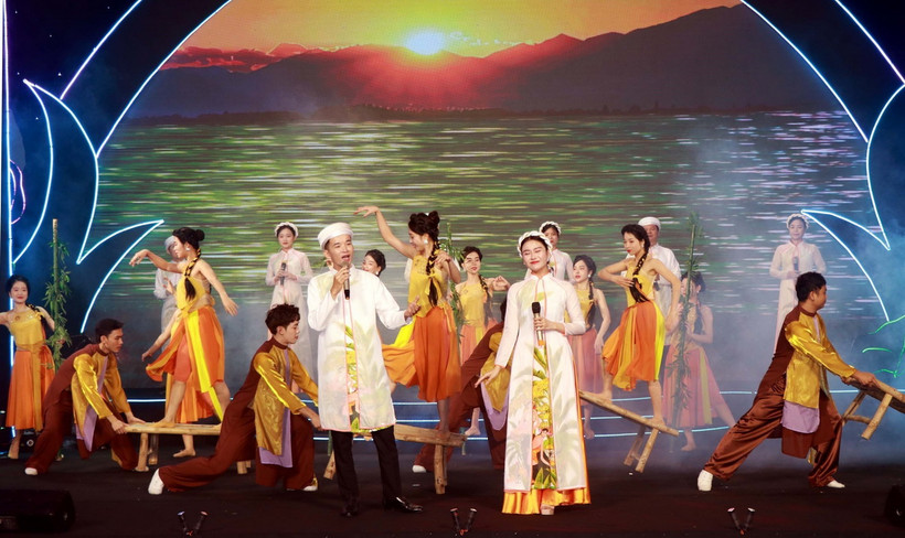 Một tiết mục biểu diễn Ví Giặm tại lễ khai mạc triển lãm. (Ảnh: Công Tường/TTXVN)