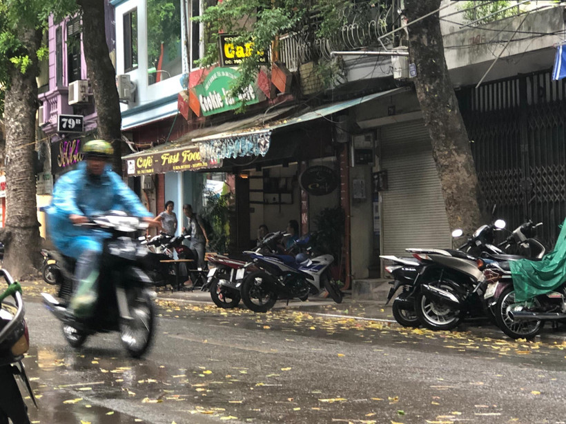 Mưa giông tại một số khu vực nội thành Hà Nội. (Ảnh: Huy Hùng/TTXVN)