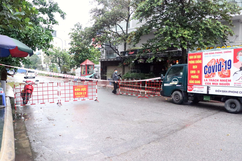 Khách sạn Pari ở số 2/8A Lê Hồng Phong, Phường Đằng Giang, Quận Ngô Quyền, nơi Đ.T.T.P và N.T.T lưu trú, được phong tỏa chặt chẽ. (Ảnh: Hoàng Ngọc/TTXVN)