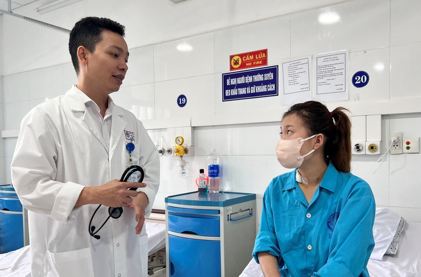 Bác sỹ thăm khám bệnh nhân sau ca phẫu thuật. (Ảnh: TTXVN phát)