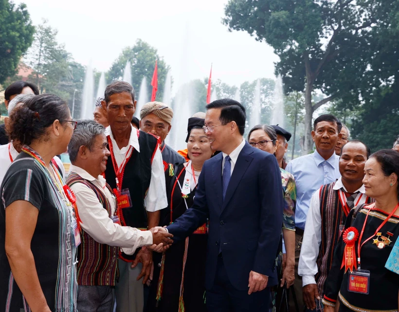 Chủ tịch nước Võ Văn Thưởng gặp mặt thân mật các đại biểu. (Ảnh: Thống Nhất/TTXVN)