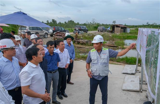 Đại diện Ban Quản lý Dự án Mỹ Thuận, chủ đầu tư cao tốc Cần Thơ-Cà Mau báo cáo tình hình thi công dự án với Đoàn công tác Bộ Giao thông Vận tải. (Ảnh: Thanh Liêm/TTXVN)