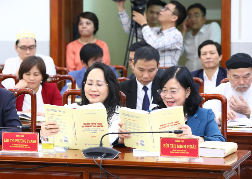 Ra mắt cuốn sách "Phát huy truyền thống Đại đoàn kết toàn dân tộc, xây dựng đất nước ta ngày càng giàu mạnh, văn minh, hạnh phúc" của Tổng Bí thư Nguyễn Phú Trọng. (Ảnh: Minh Đức/TTXVN)