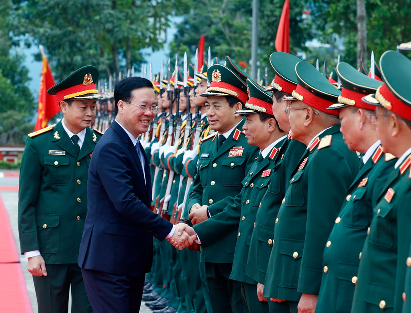 Chủ tịch nước Võ Văn Thưởng với lãnh đạo Bộ Quốc phòng, lãnh đạo Tổng cục II và các sỹ quan chỉ huy Lữ đoàn K3. (Ảnh: Thống Nhất/TTXVN)