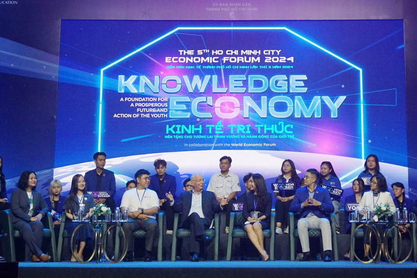 Giáo sư Klaus Schwab chia sẻ ý tưởng cùng các đại biểu. (Ảnh: Thu Hoài/TTXVN)