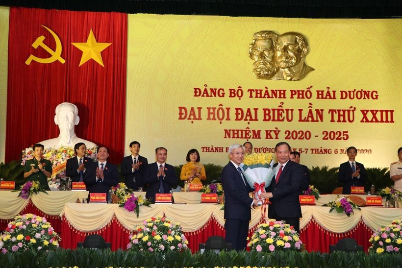 Ủy viên Trung ương Đảng, Bí thư Tỉnh ủy Hải Dương Nguyễn Mạnh Hiển tặng hoa chúc mừng tân Bí thư Thành ủy Hải Dương khóa XXIII nhiệm kỳ 2020–2025 Lê Đình Long. (Ảnh: Mạnh Minh/TTXVN)