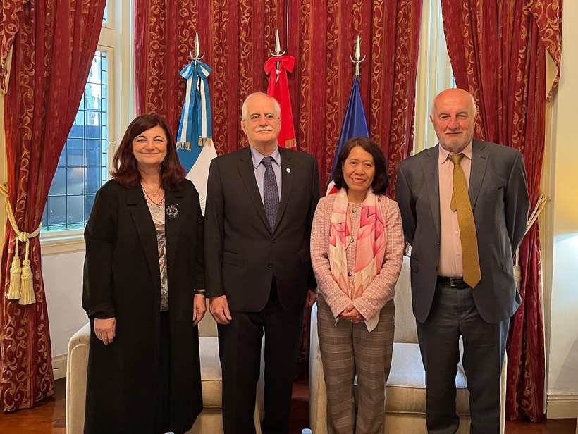 Đại sứ Việt Nam tại Argentina Ngô Minh Nguyệt tiếp ông Jorge Taiana, Trưởng ban Quan hệ quốc tế Đảng Công lý (PJ), cựu Bộ trưởng Quốc phòng và Ngoại giao Argentina. (Ảnh: Diệu Hương/TTXVN)