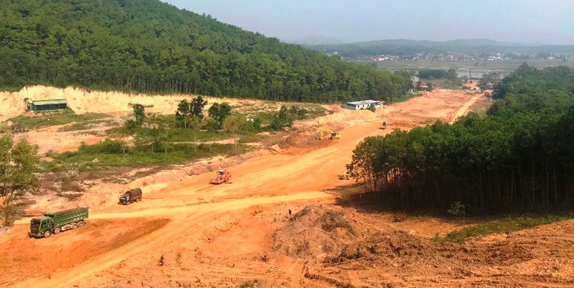 Nhà thầu thi công đoạn tuyến cao tốc Bắc-Nam phía Đông. (Ảnh: CTV/Vietnam+)