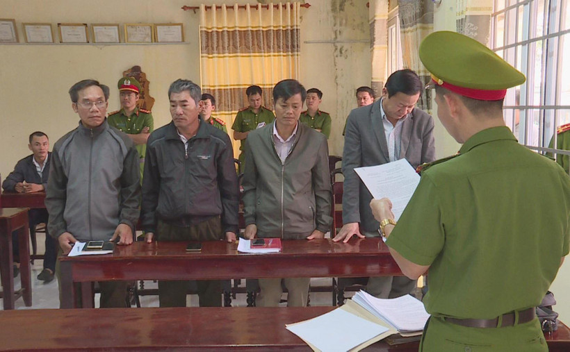 Cơ quan Công an đọc lệnh khởi tố, bắt tạm giam 4 lãnh đạo, cán bộ Công ty Trách nhiệm hữu hạn một thành viên Lâm nghiệp Ea Kar. (Ảnh: TTXVN phát)