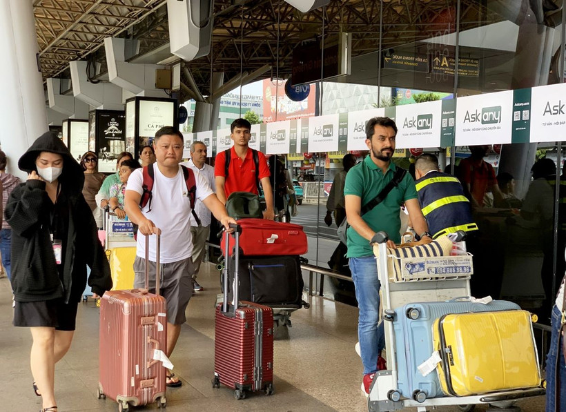 Khách quốc tế đến Cảng hàng không quốc tế Tân Sơn Nhất trong kỳ nghỉ lễ 30/4-1/5/2024. (Ảnh: Hồng Đạt/TTXVN)