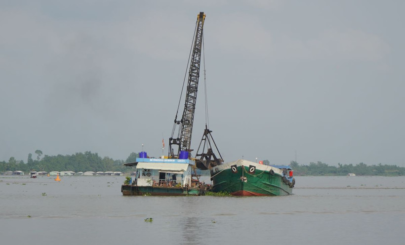 Phương tiện khai thác khoáng sản (cát) trên sông Tiền, đoạn thuộc huyện Châu Thành, tỉnh Đồng Tháp. (Ảnh: Nhựt An/TTXVN)