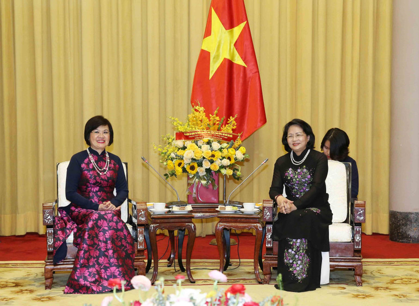 Phó Chủ tịch nước Đặng Thị Ngọc Thịnh với Đại sứ Nguyễn Nguyệt Nga, Chủ tịch danh dự Nhóm Phụ nữ Cộng đồng ASEAN tại Hà Nội. Ảnh: Phương Hoa/TTXVN)
