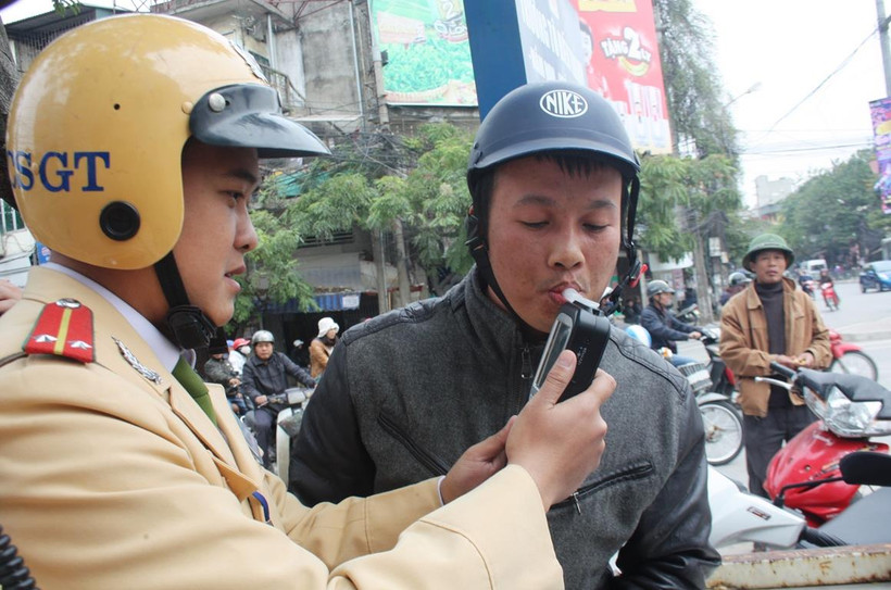 Cảnh sát giao thông tiến hành đo nồng độ cồn người điều khiển phương tiện xe cơ giới. (Ảnh: Việt Hùng/Vietnam+)