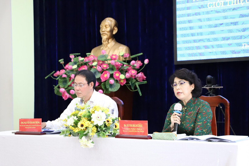 Bà Tô Thị Bích Châu, Chủ tịch Ủy ban Mặt trận Tổ quốc Việt Nam Thành phố Hồ Chí Minh và ông Nguyễn Thành Trung, Phó Chủ tịch thường trực Ủy ban Mặt trận Tổ quốc Việt Nam Thành phố Hồ Chí Minh chủ trì Hội nghị. (Ảnh: Hồng Giang/TTXVN)