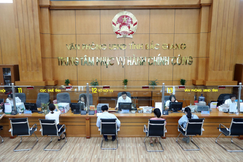 Tiếp nhận và giải quyết hồ sơ của các sở, ban, ngành tại Trung tâm Phục vụ hành chính công tỉnh Bắc Giang. (Ảnh: Danh Lam/TTXVN)